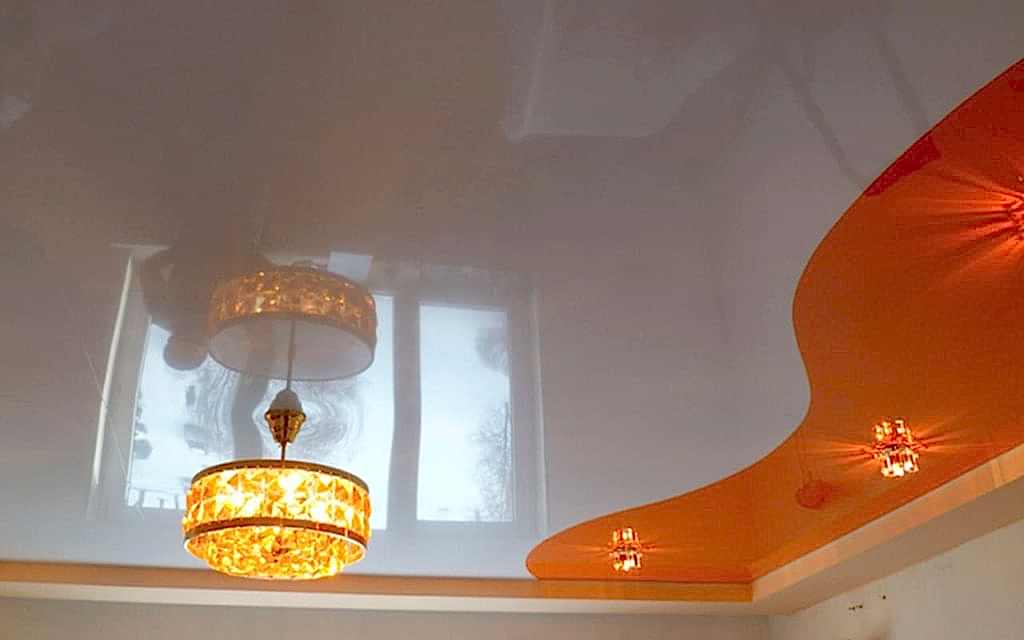 Натяжной потолок глянцевый в детской 10 м2 комбинированный со спайкой