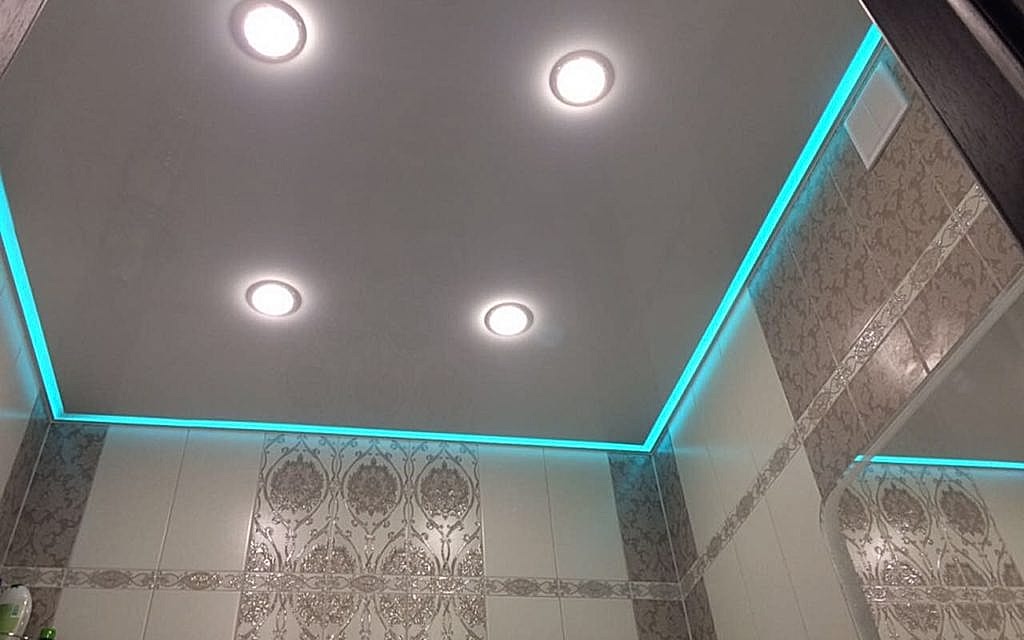 Парящий натяжной потолок в санузле 3,0 кв.м.