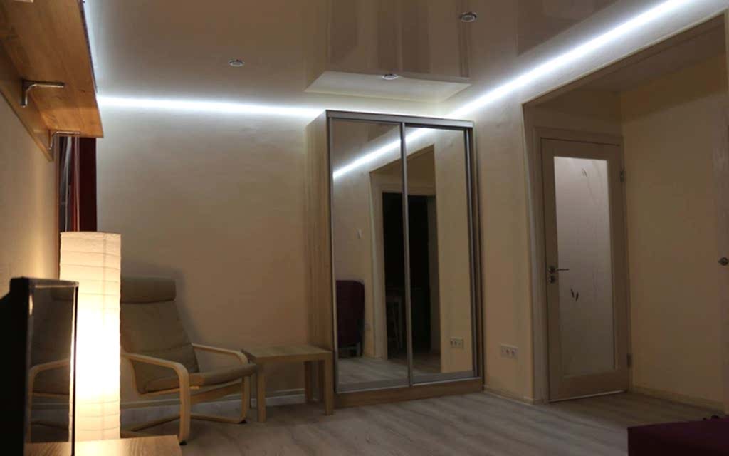 Парящий натяжной потолок в зале 18,3 кв.м.