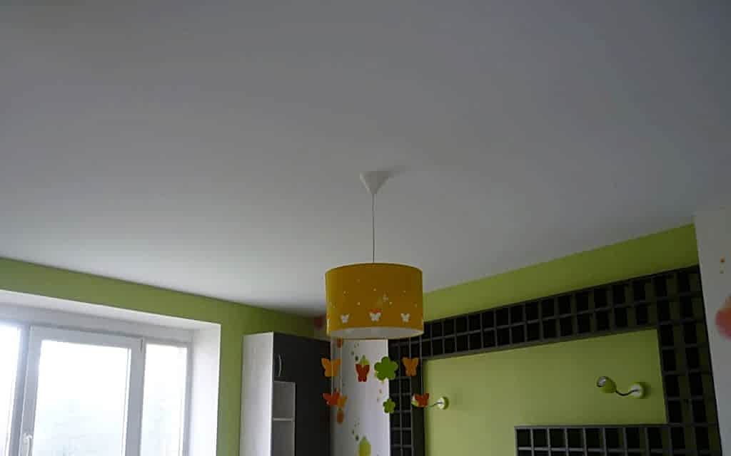 Натяжной потолок матовый белый в детской 16 м2