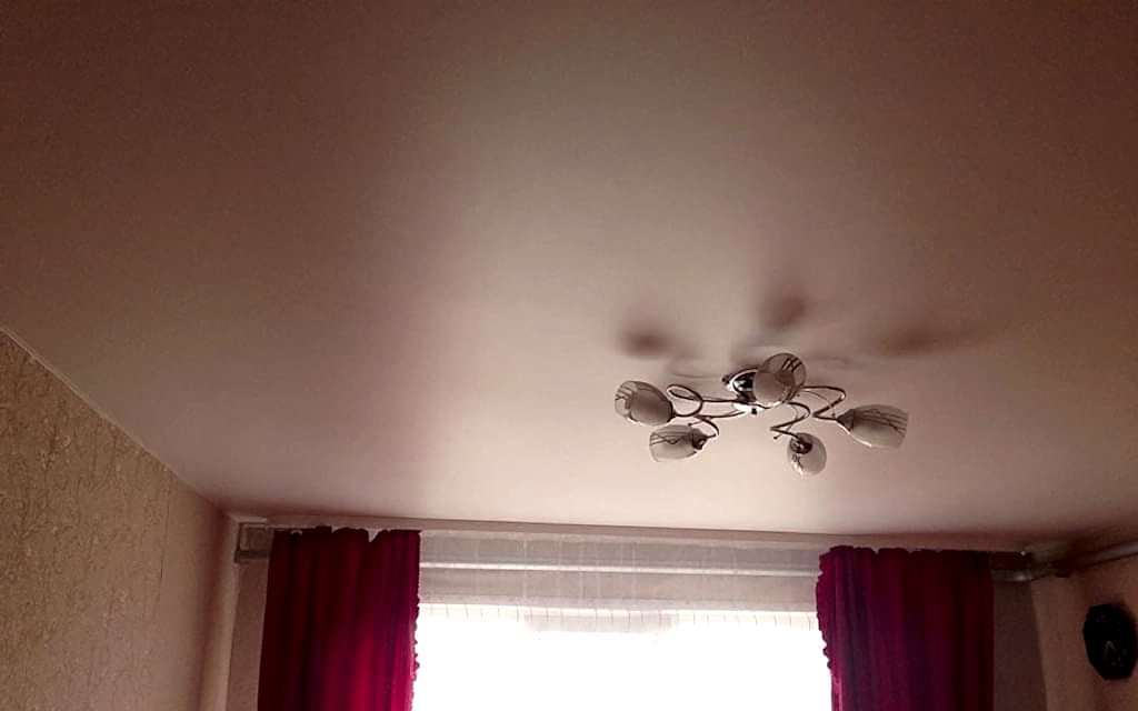 Натяжной потолок сатин цветной в детской 12 м2