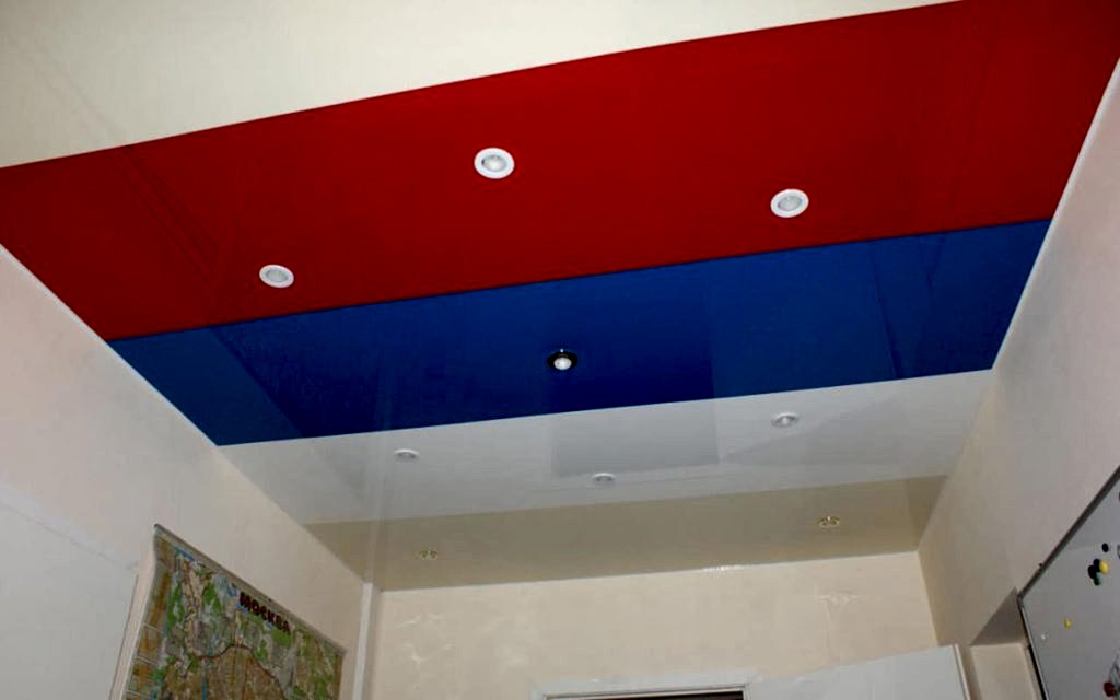 Натяжной потолок комбинированный спайкой в офисе 15,6 м2