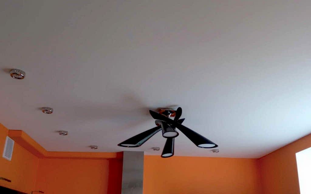 Натяжной потолок матовый на кухне 7,45 кв.м.