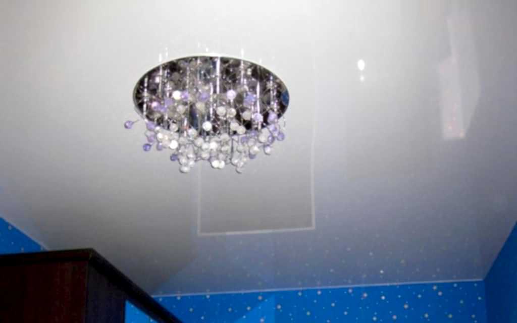 Натяжной потолок глянцевый белый в детской 12 м2