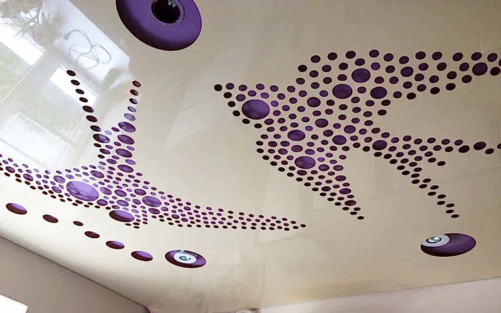 Резной натяжной потолок в гостиной 18,2 кв.м.