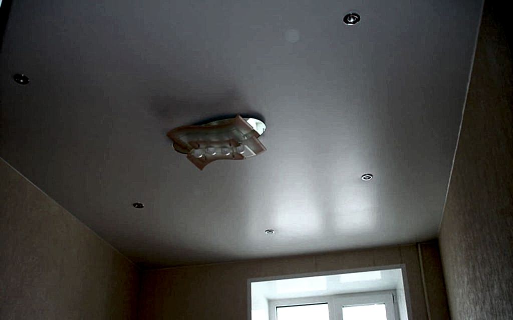 Натяжной потолок сатин в спальне 13 кв.м.