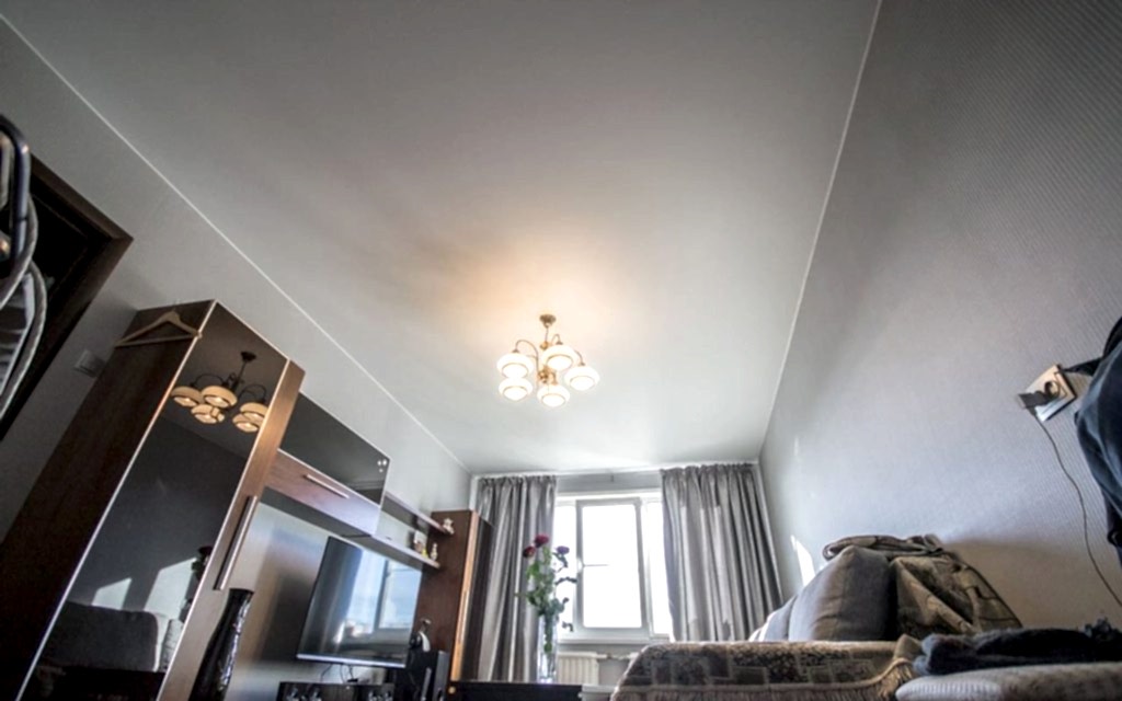 Матовый натяжной потолок в гостиной 15,2 кв.м