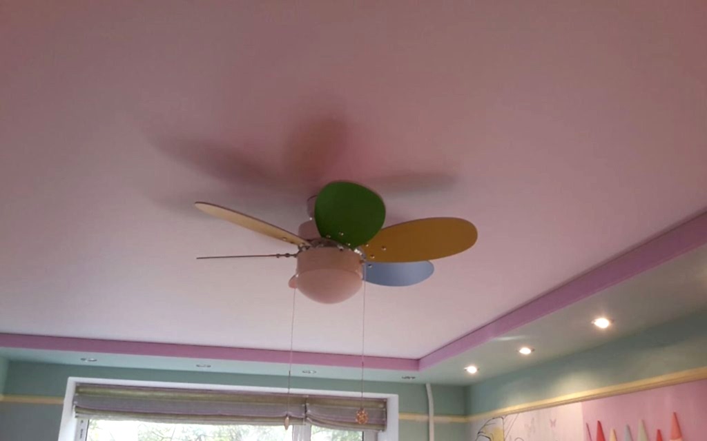 Натяжной потолок матовый цветной в детской 9,4 м2