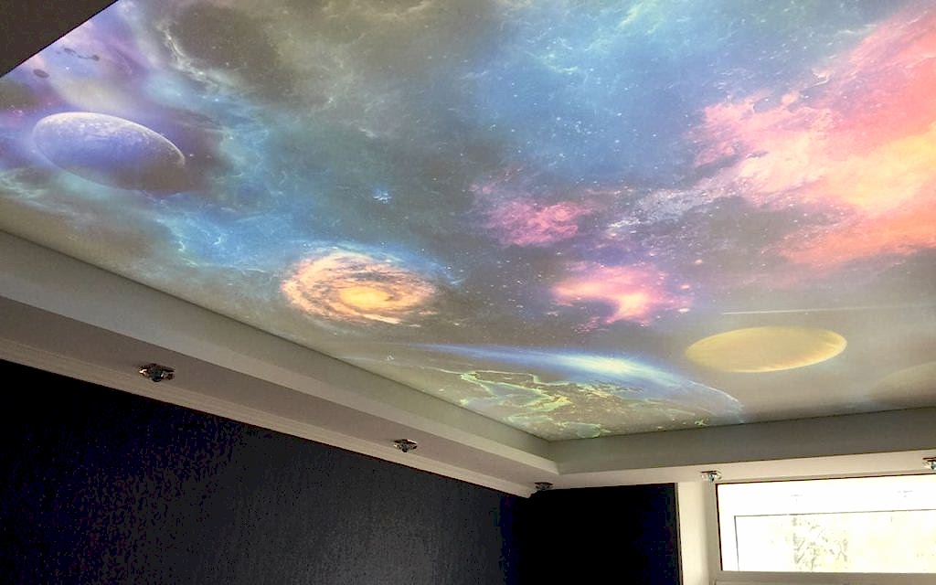 Натяжной потолок с фотопечатью “Дабл вижн” в спальне 12 кв.м.