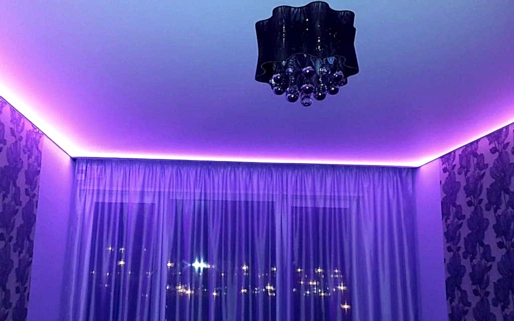 Парящий натяжной потолок в гостиной 20,2 кв.м