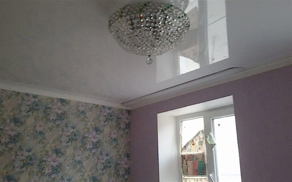 Глянцевый натяжной потолок в гостиной 18 кв.м.