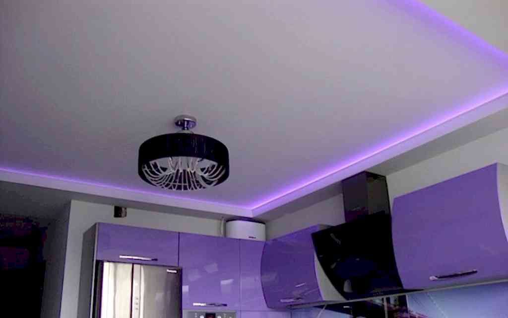 Натяжной потолок матовый на кухне 6,9 м2 парящий