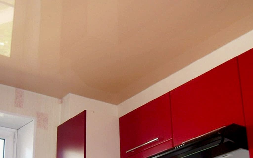 Глянцевый натяжной потолок на кухне 7,1 кв.м.