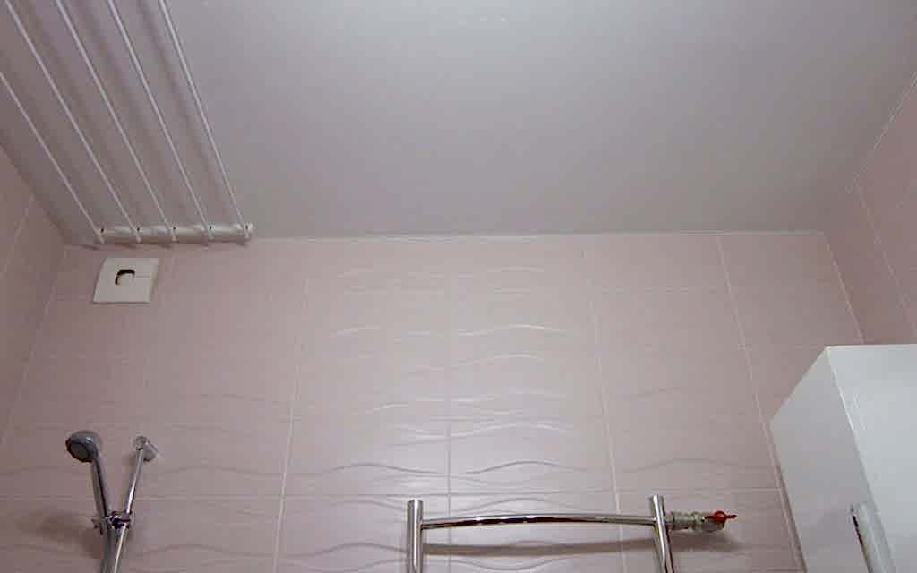 Натяжной потолок матовый в ванной 2,6 м2