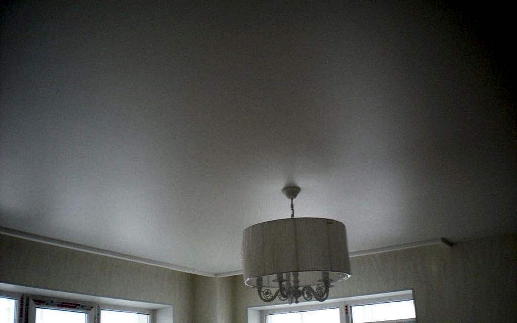 Матовый натяжной потолок в гостиной 17,4 кв.м.