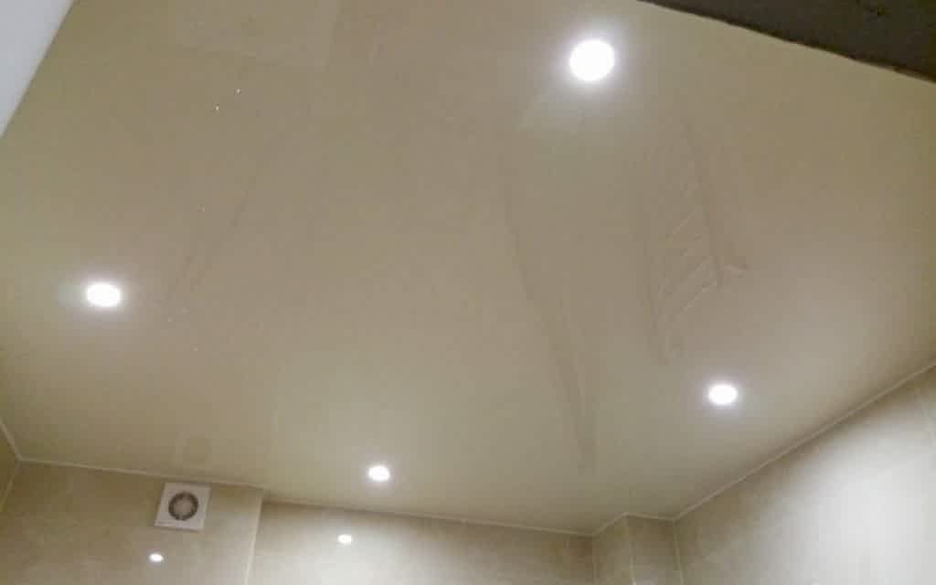 Натяжной потолок в санузле 5,4 кв.м. со светильниками