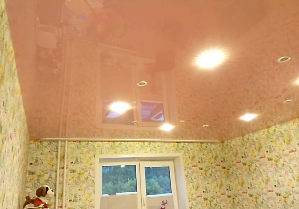Глянцевый натяжной потолок в детской 13,5 кв.м.