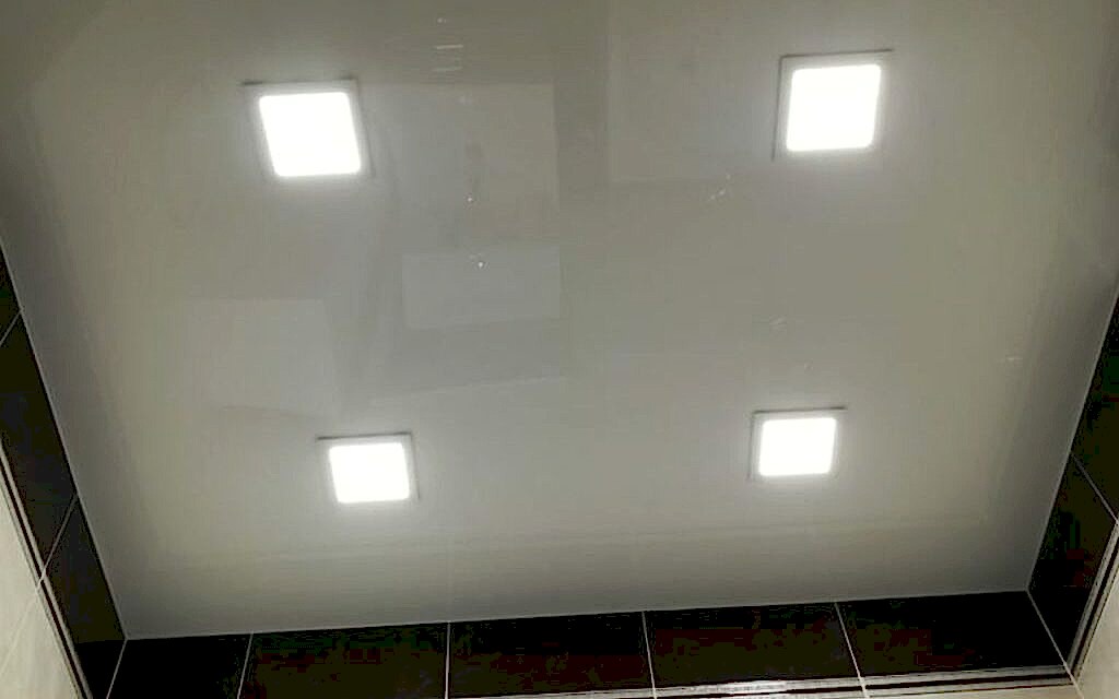 Натяжной потолок глянцевый в санузле 3,2 кв.м.