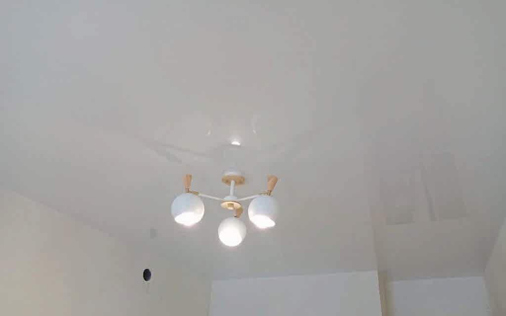 Глянцевый натяжной потолок в спальне 10,37 кв.м.