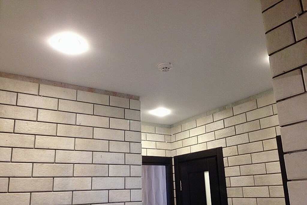 Натяжной потолок тканевый в прихожей 5,7 м2