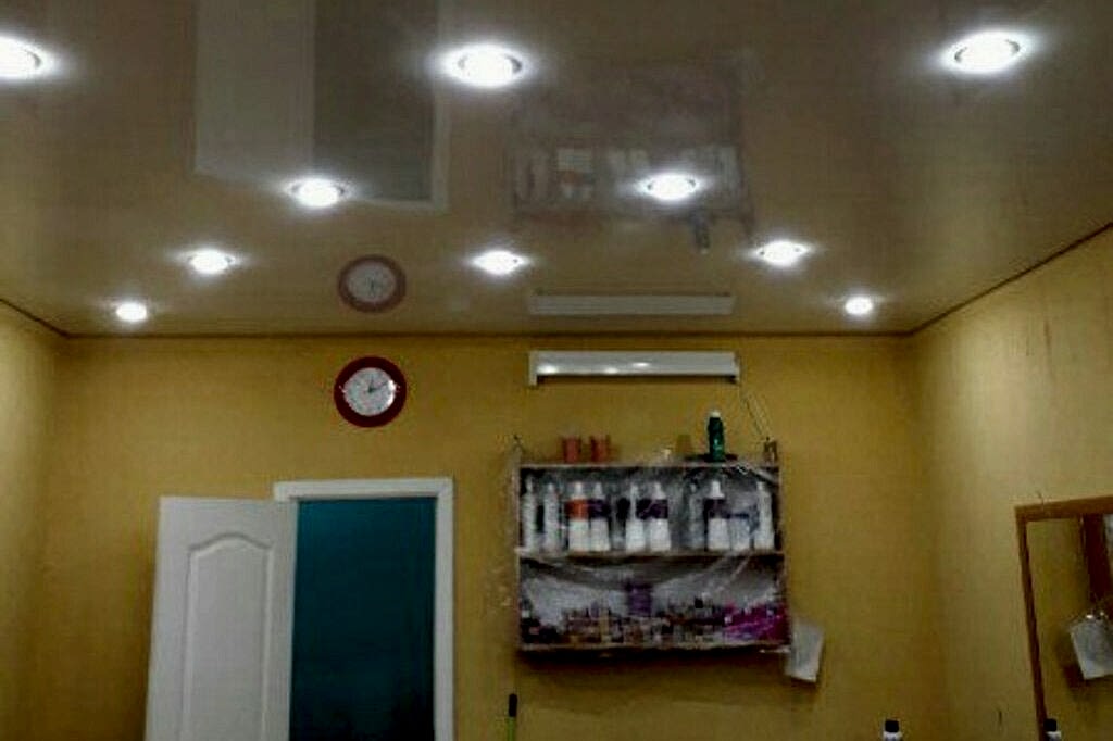 Натяжной потолок глянцевый в салоне красоты 23,1 м2