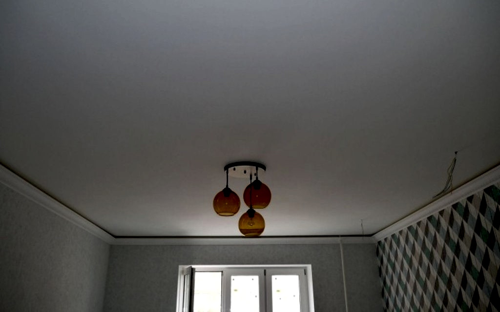 Натяжной потолок сатин в спальне 16,45 м2