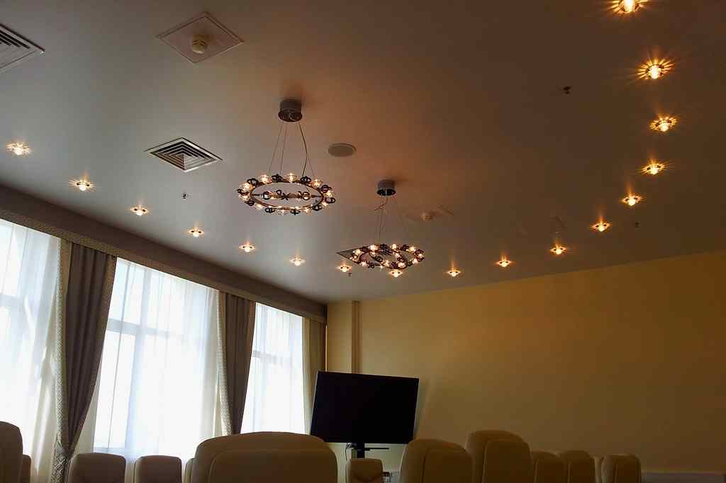 Натяжной потолок сатиновый в офисе 34 м2