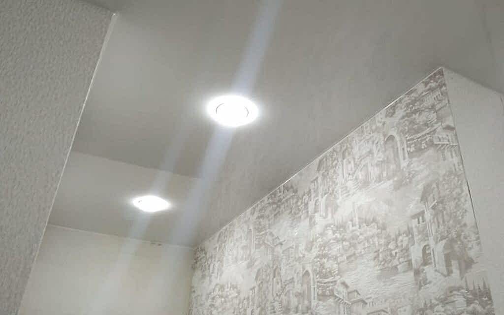 Натяжной потолок глянцевый в прихожей 4,2 м2
