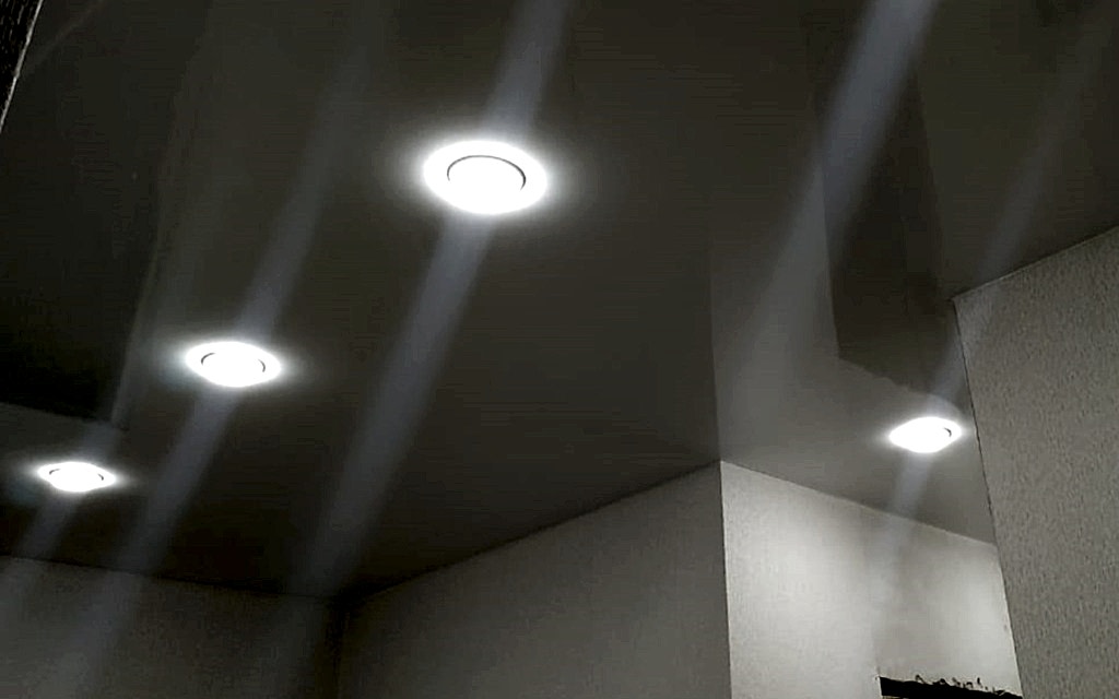 Натяжной потолок глянцевый в прихожей 4,8 м2