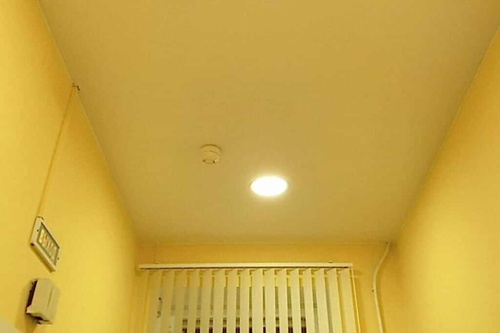 Натяжной потолок сатиновый цветной в холле офиса 11 м2