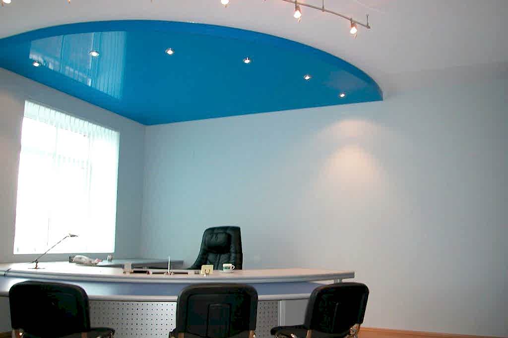 Натяжной потолок двухуровневый в офисе 28 м2