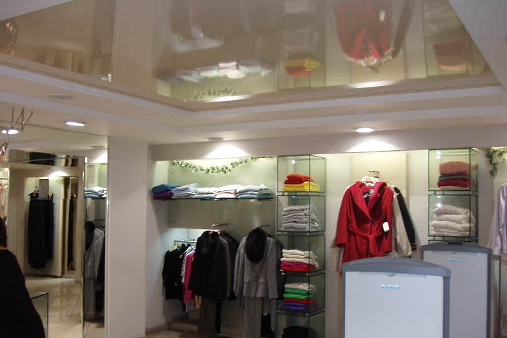 Натяжной потолок глянцевый в магазине 17,6 м2