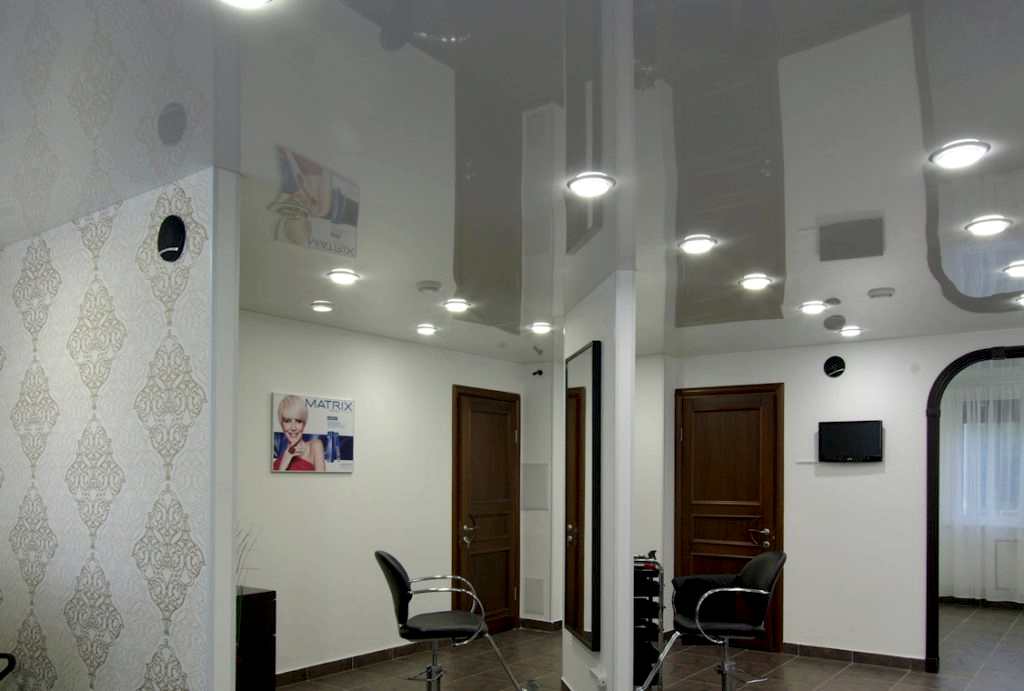 Натяжной потолок глянцевый в салоне красоты 32,7 м2