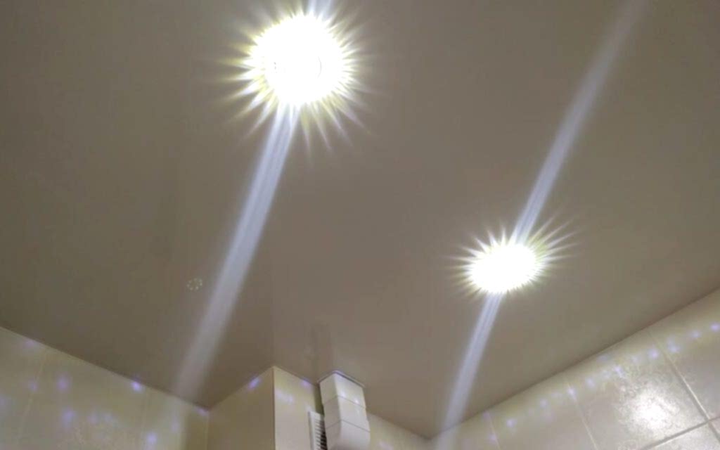 Натяжной потолок глянцевый в ванной 2,5 м2