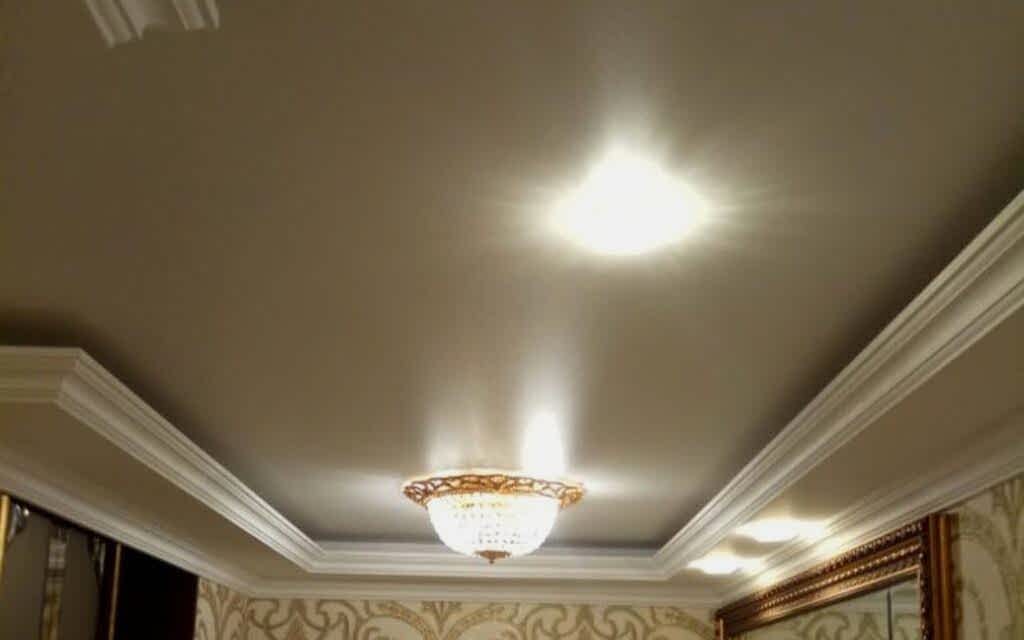 Натяжной потолок сатиновый в прихожей 8,55 м2