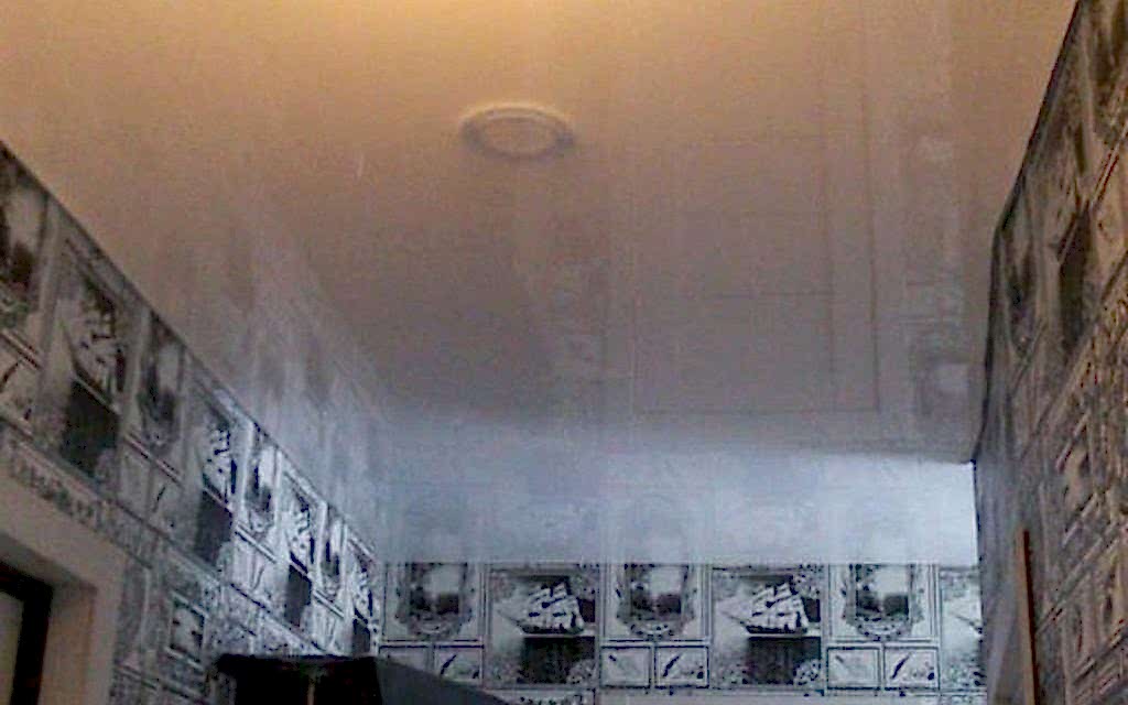 Натяжной потолок глянцевый в прихожей 4,65 м2