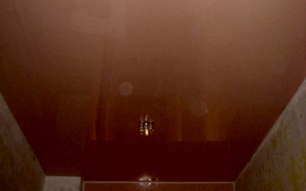 Натяжной потолок глянцевый в прихожей 3 м2 с балкой