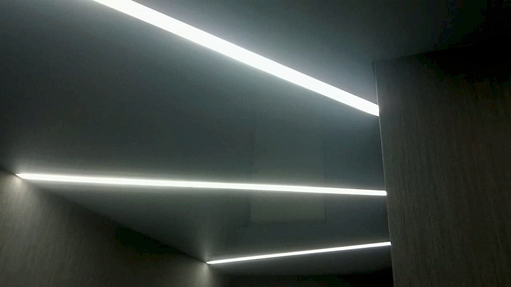 Натяжной потолок со световыми линиями в прихожей 3.9 м2