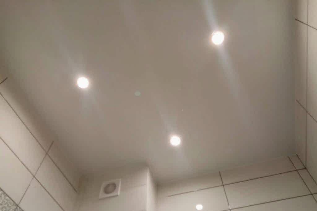 Натяжной потолок Cold Stretch в ванной 2,21 м2