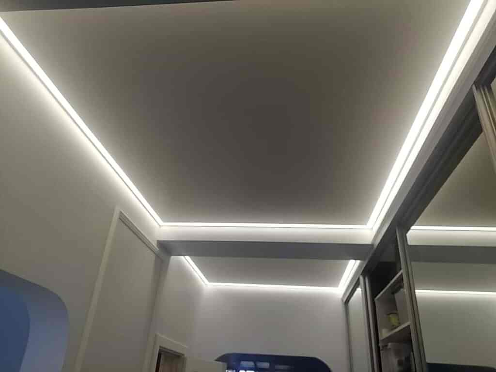 Контурный натяжной потолок