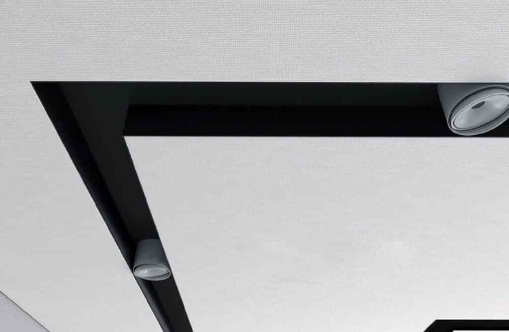 Теневая ниша с трековыми светильниками