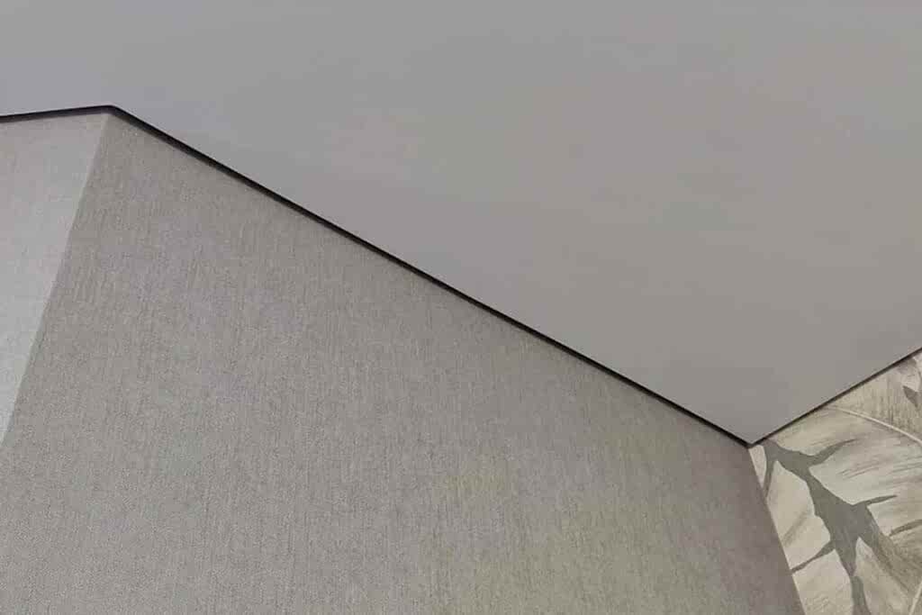 Установка теневого натяжного потолка