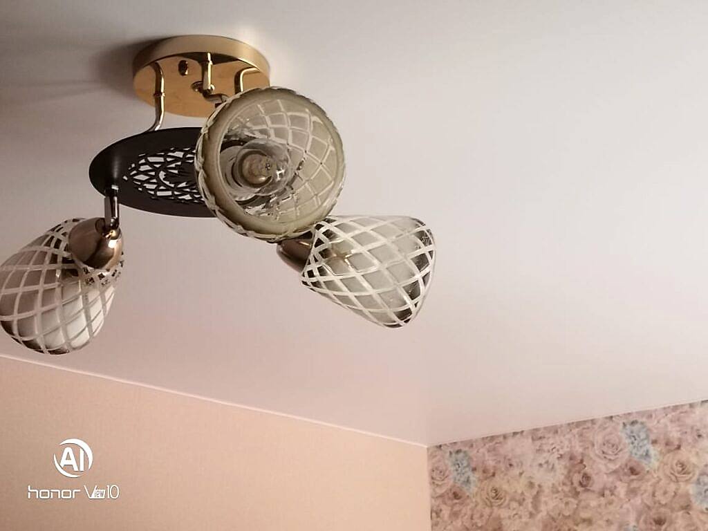 Натяжной потолок в спальне