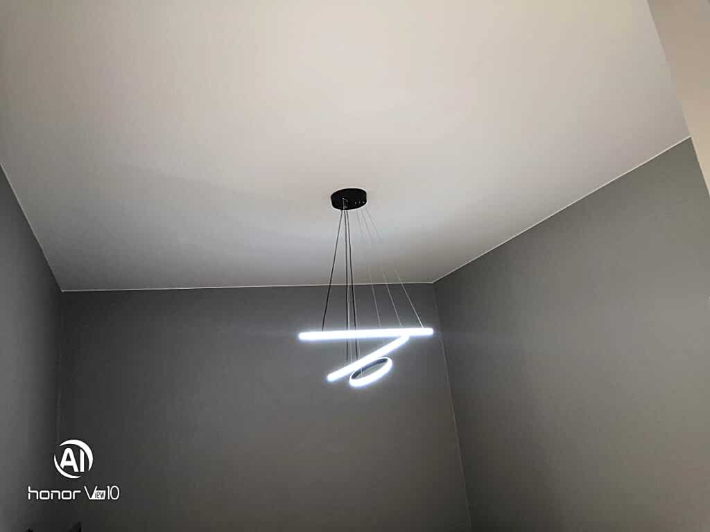 Натяжной потолок в спальне с люстрой