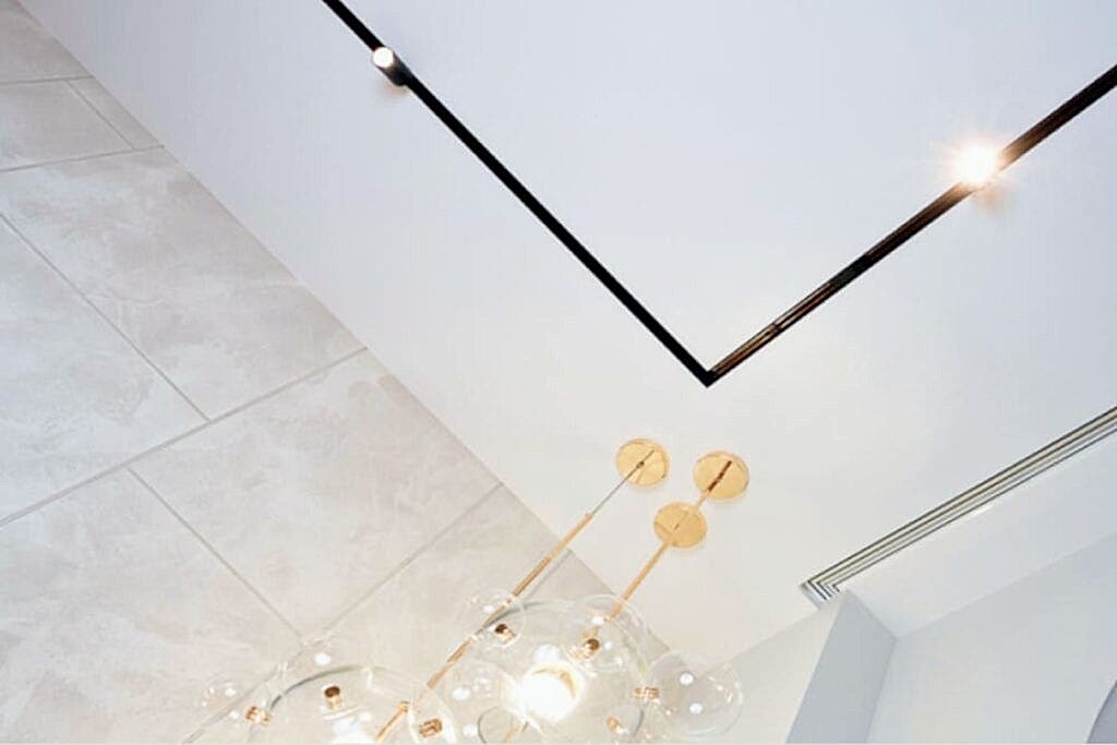 Бесщелевой потолок с треком