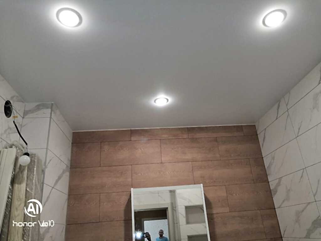 Натяжной потолок в ванной комнате