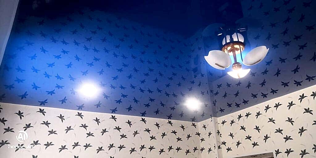 Глянцевый натяжной потолок в детской