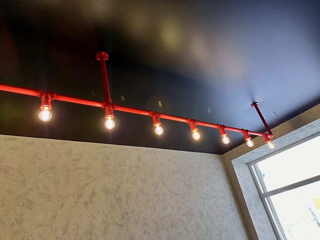 Черный матовый натяжной потолок с люстрой