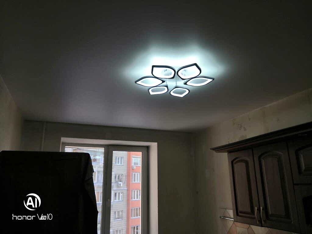 Натяжной потолок с люстрой