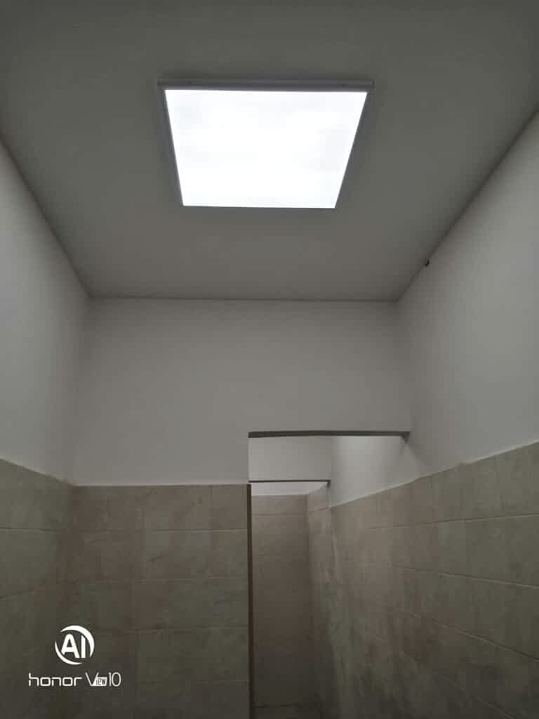 Натяжной потолок в уборной комнате офисного помещения